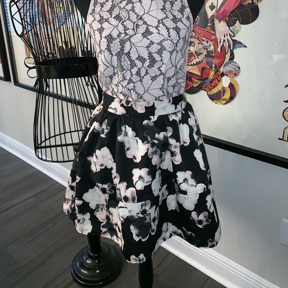 Classy Express round pink floral skirt size 4 ๐ธ - Picture 5 of 5